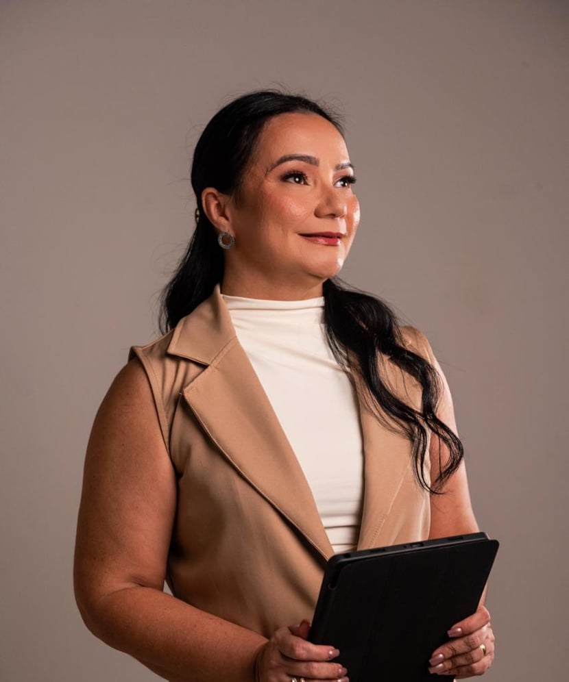 Lia Pontes, cerimonialista e assessora de eventos, segurando um tablet